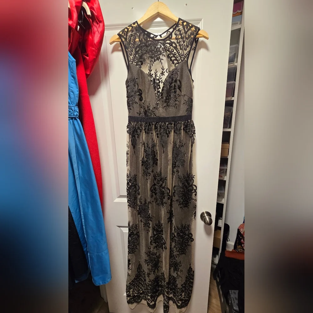 Elegant Black Lace Evening Dress - Picture 4 of 7